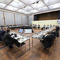 Blick auf das Plenum der 6. Jahresveranstaltung des Strategiedialogs Automobilwirtschaft Baden-Württemberg (SDA BW).