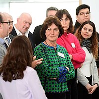 Bürgermeister:innen und kommunale Vertreter:innen auf der i-Mobility 2023 im Gespräch.