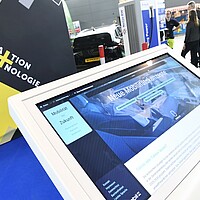 Ein Display zeigt die Web-App "Mobilität der Zukunft", welche über Veränderungen in den Themenfeldern Mobilität, Gesellschaft, Technik, Umwelt und Automatisierung informiert.