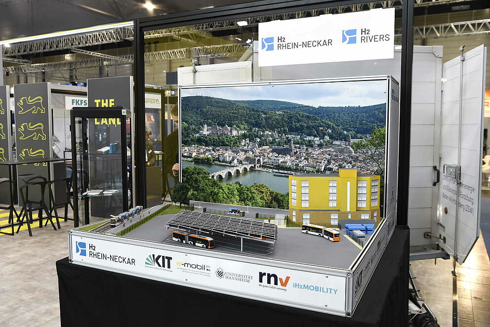 Modell des Projekts H2Rhein-Neckar mit Miniatur Busse, Abfallsammelfahrzeugen, Wasserstoff-Tankstellen und vielem mehr.
