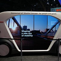 Ein autonomes Shuttle-Fahrzeug von Bosch, was in der Aufschrift mit IoT wirbt.