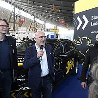 Von links nach rechts: Thomas Hentschel, MdL; Verkehrsminister Winfried Hermann, MdL; Dr. Wolfgang Fischer, e-mobil BW bei der Eröffnung des Messestandes auf der i-Mobility.