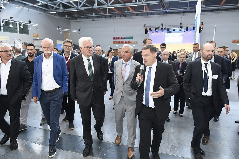 Rundgang mit Ministerpräsident Kretschmann durch die Ausstellungshalle