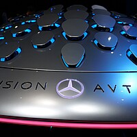 Motorhaube mit Mercedes-Stern und den Worten Mission AVTR.