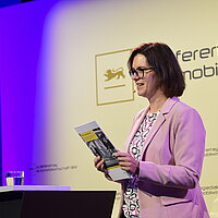 Anja Krätschmer (e-mobil BW) hält die Strukturstudie BW 2023 in der Hand
