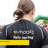 Bedrucktes T-Shirt einer Läuferin mit der Aufschrift e-mobil BW auf ihrem Rücken.