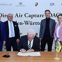 Ministerpräsident Winfried Kretschmann unterzeichnet gemeinsam mit der Porsche AG und dem Zentrum für Sonnenenergie- und Wasserstoff-Forschung Baden-Württemberg (ZSW) einen Letter of Intent zur Direct Air Capture aus BW.
