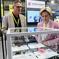 Wirtschaftsministerin Dr. Nicole Hoffmeister-Kraut informiert sich am Stand der Firma Konzelmann über deren Produkte.