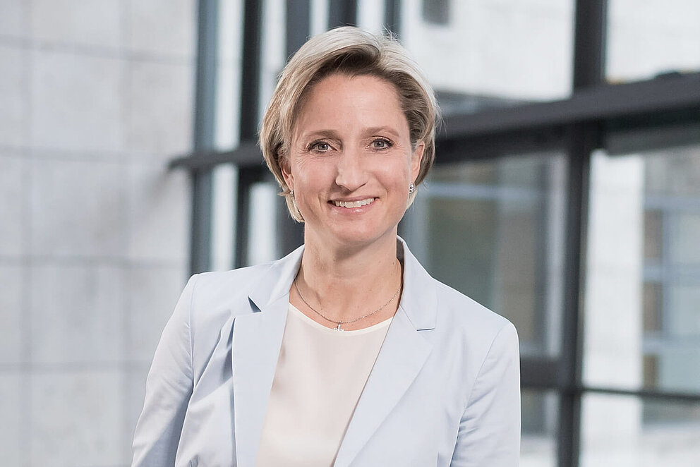 Portrait von Dr. Nicole Hoffmeister-Kraut, Ministerin für Wirtschaft, Arbeit und Tourismus des Landes Baden-Württemberg