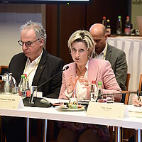 Dr. Nicole Hoffmeister-Kraut MdL, Ministerin für Wirtschaft, Arbeit und Tourismus Baden-Württemberg spricht in das Mikrofon auf dem siebten Jahrestreffen des Strategiedialogs Automobilwirtschaft BW.