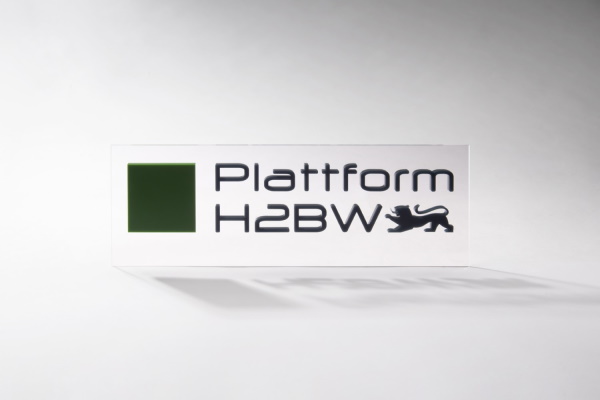 Plexiglasschild mit dem Logo der Plattform H2BW