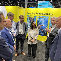 Verkehrsminister Winfried Hermann auf dem Stand der e-mobil BW auf der EVS36 in Sacramento. 