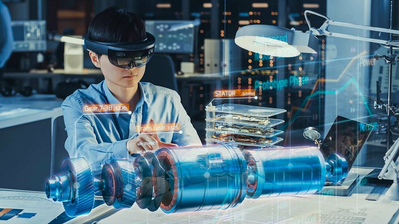 Ingenieur mit AR-Headset betrachtet den Hologramm-Prototypen eines Elektromotors.
