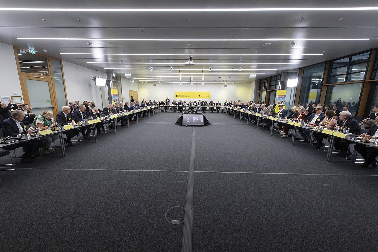 Impressionen vom Top-Level-Meeting beim Strategiedialog Automobilwirtschaft BW, alle Teilnehmenden sitzen in einem Konferenzraum