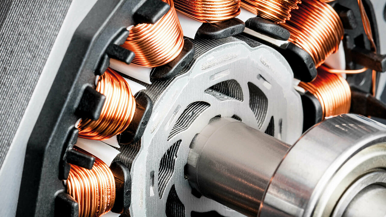Detail der Kupferwicklung, des Stapels und der Welle eines elektrischen Magnetmotors