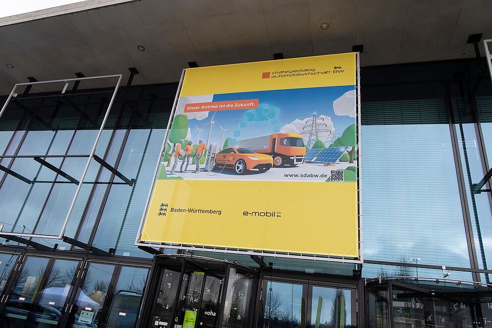 Eine Außenaufnahme von einer Leinwand der SDA-Jahresveranstaltung vor der Messehalle West der Landesmesse Stuttgart. 