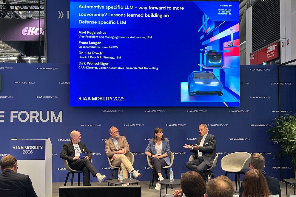 Podiumsdiskussion bestehend aus vier Teilnehmenden bei der IAA München 2025