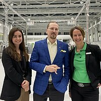 Eine Gruppenfoto in der Location Arena2036 mit Anna Brusius (e-mobil BW), Mikko Hyppönen (WithSecure) und Heike Passauer (e-mobil BW).