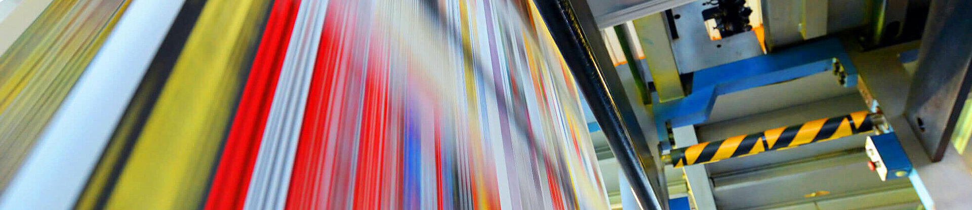 Druckpapier einer Zeitung läuft über eine Walze.