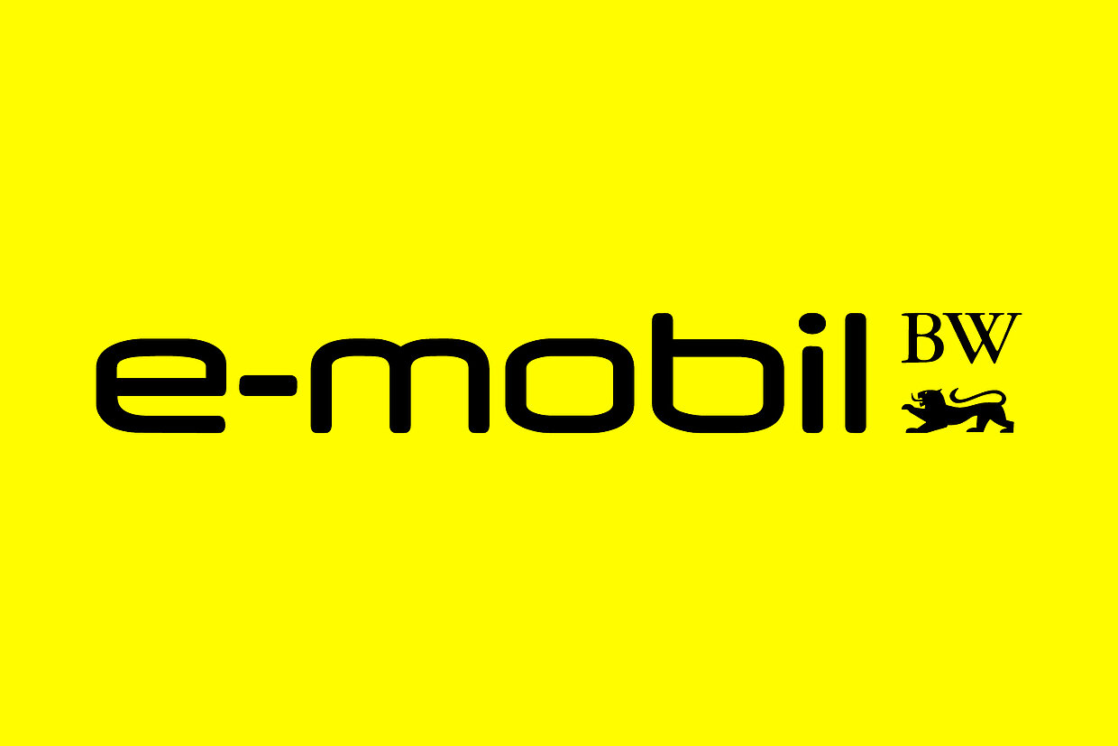 Landesagentur e-mobil BW Das Logo der e-mobil BW auf gelbem Hintergrund.