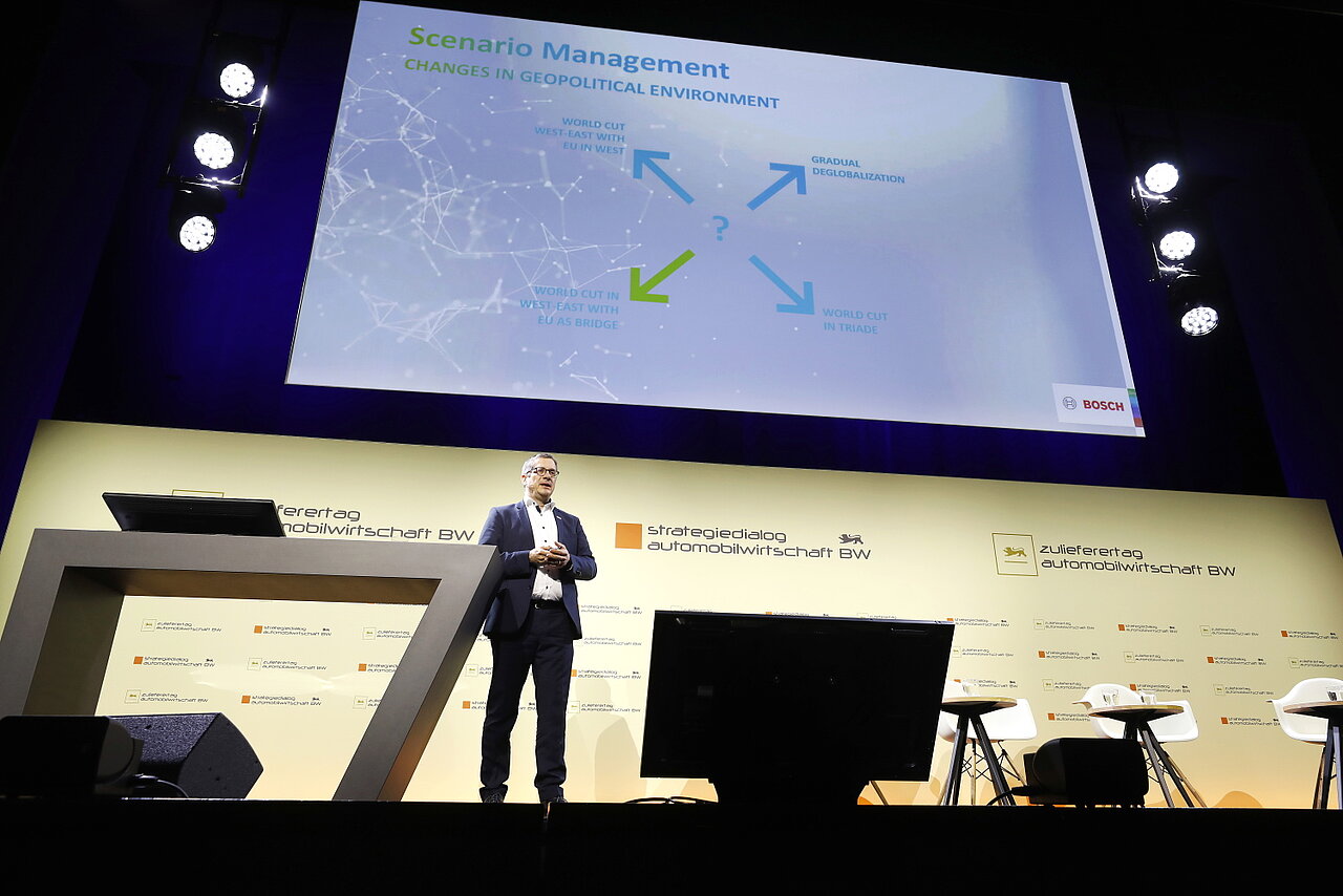Dr. Thomas Schulte von der Robert Bosch GmbH spricht auf dem Zulieferertag Automobilwirtschaft BW 2022 über den Paradigmenwechsel in der Lieferkette.