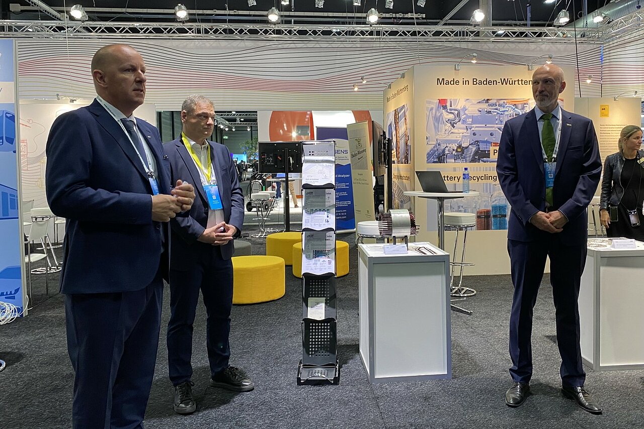 Das Foto zeigt Philippe Vangeel (AVERE, Secretary General), Franz Loogen (e-mobil BW) und Espen Hauge (President of the World Electric Vehicle Association (WEVA) and of AVERE) auf dem deutschen Gemeinschaftsstand auf der EVS35 in Oslo.