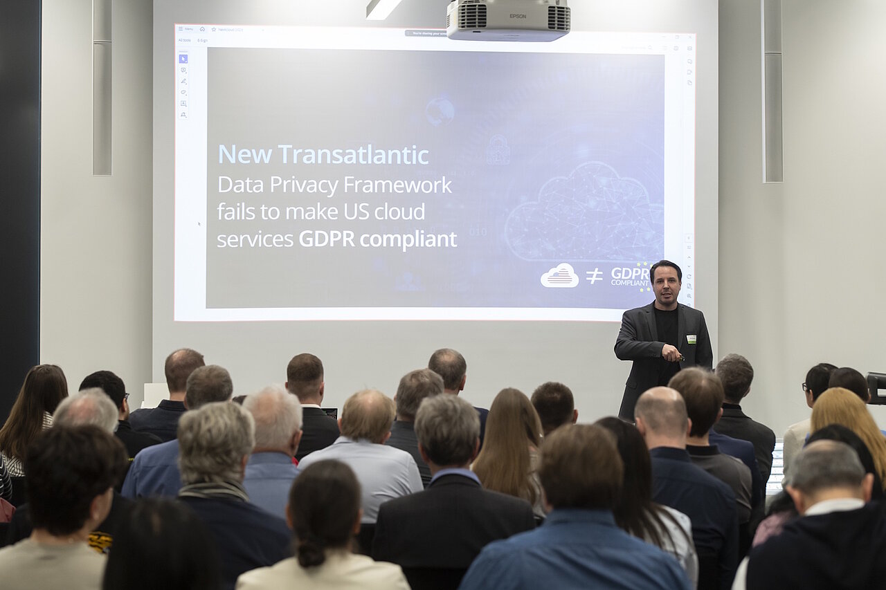 Speaker bei der OpenChain and Friends-Veranstaltung hält einen Vortrag.