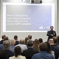 Speaker bei der OpenChain and Friends-Veranstaltung hält einen Vortrag.