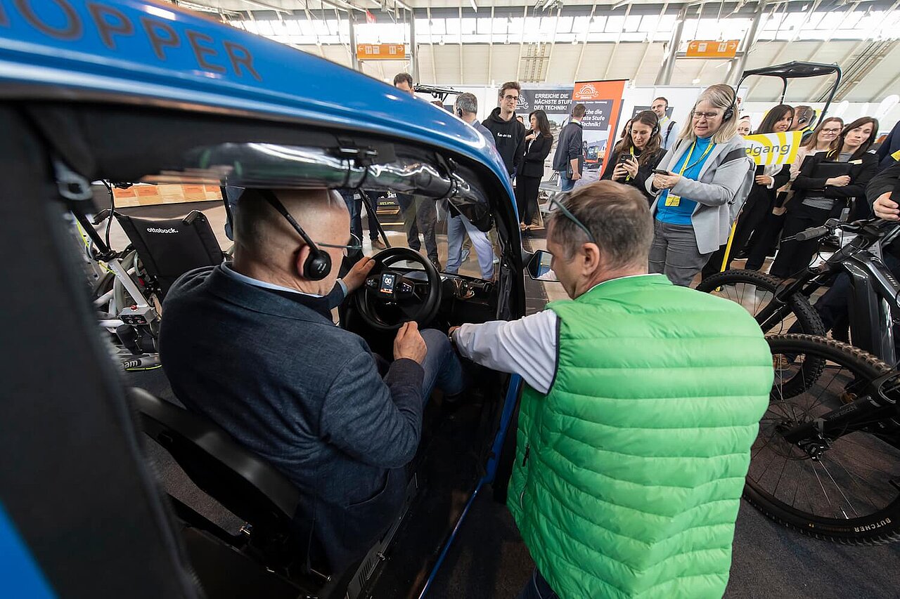 Ministerpräsident Winfried Hermann beim Messerundgang auf der i-Mobility 2026.