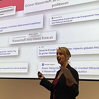 Isabell Knüttgen präsentiert ihre Folien auf der 10-Jahre Feier des Clusters Brennstoffzelle BW.