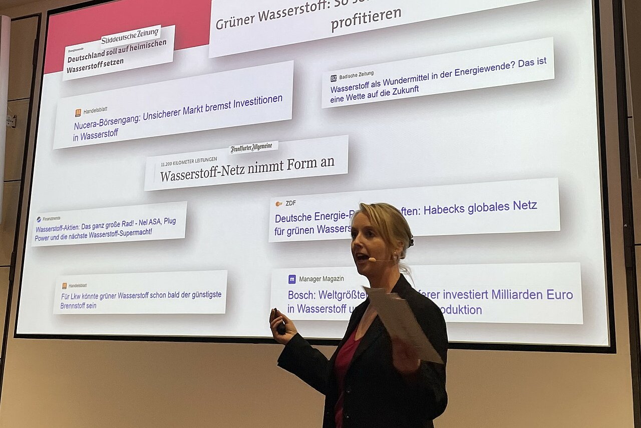 Isabell Knüttgen präsentiert ihre Folien auf der 10-Jahre Feier des Clusters Brennstoffzelle BW.