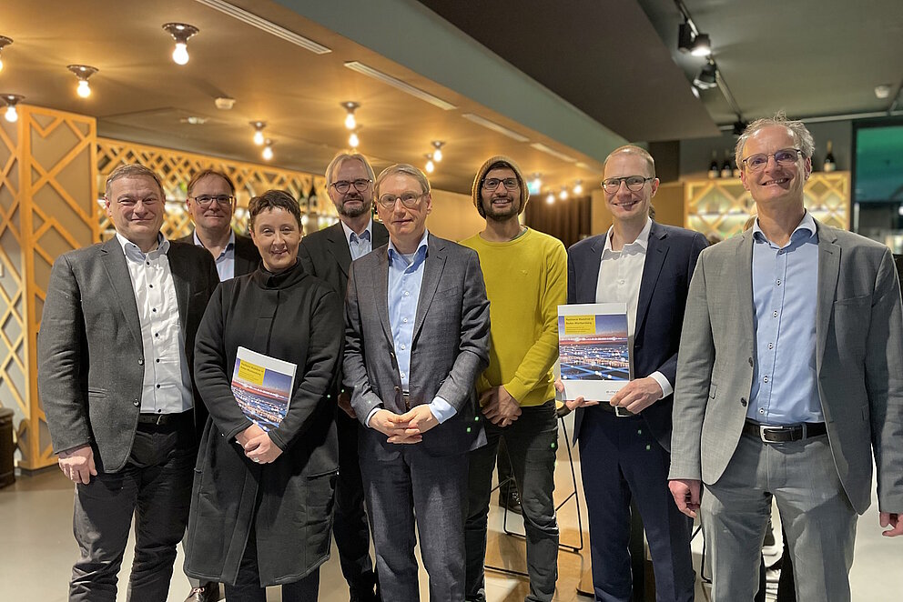 Gruppenfoto mit ca. 8 Personen, die die neue Studie lächelnd der Kamera präsentieren.