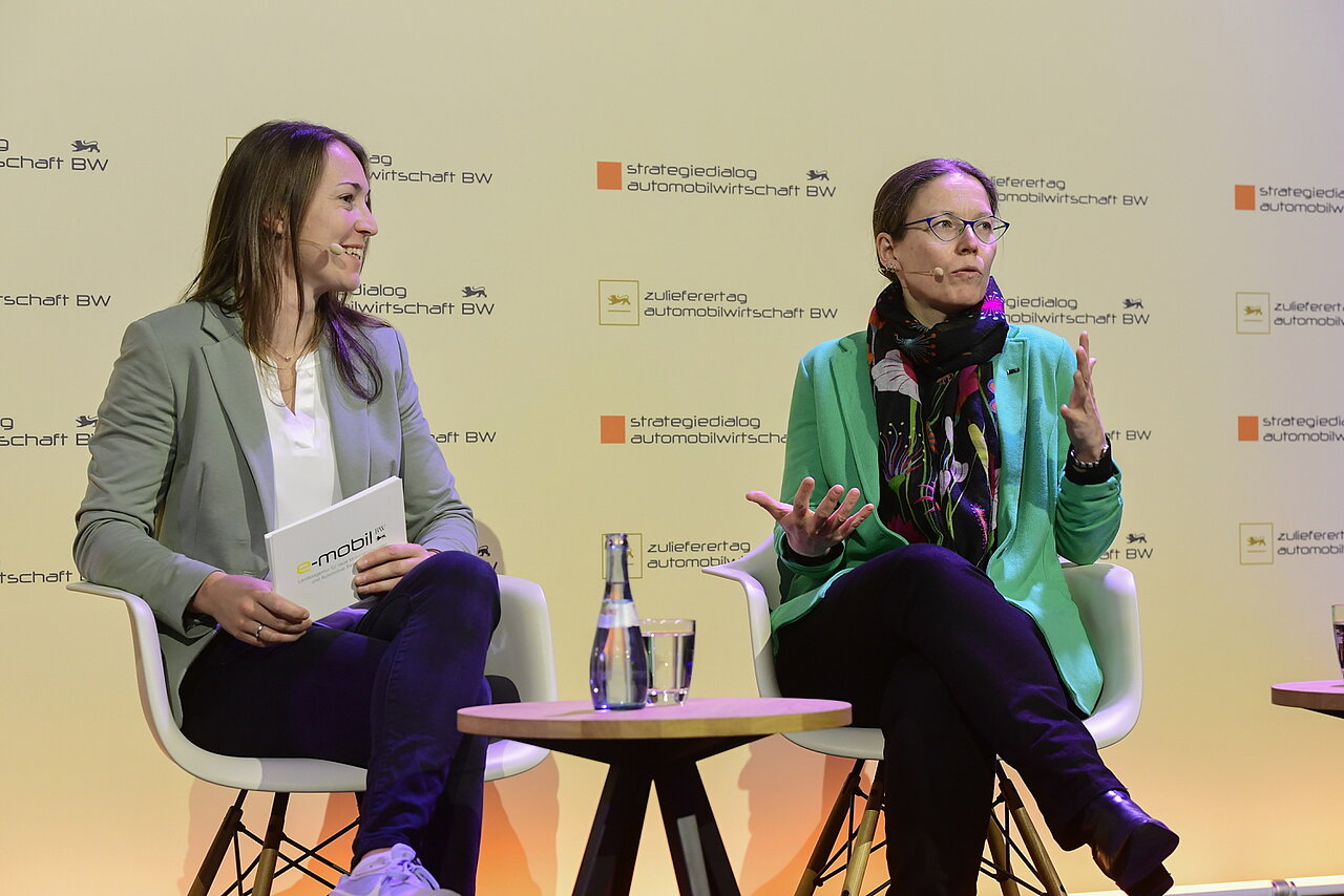 Saskia Schüttke (e-mobil BW) und Prof. Dr.-Ing. Ina Schaefer (Karlsruher Institut für Technologie) sitzen auf dem Podium beim Zulieferertag Automobilwirtschaft BW 2023.