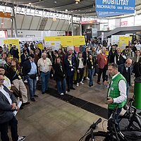 Messestand auf der i-Mobility 2026 mit Besucherinnen und Besuchern.