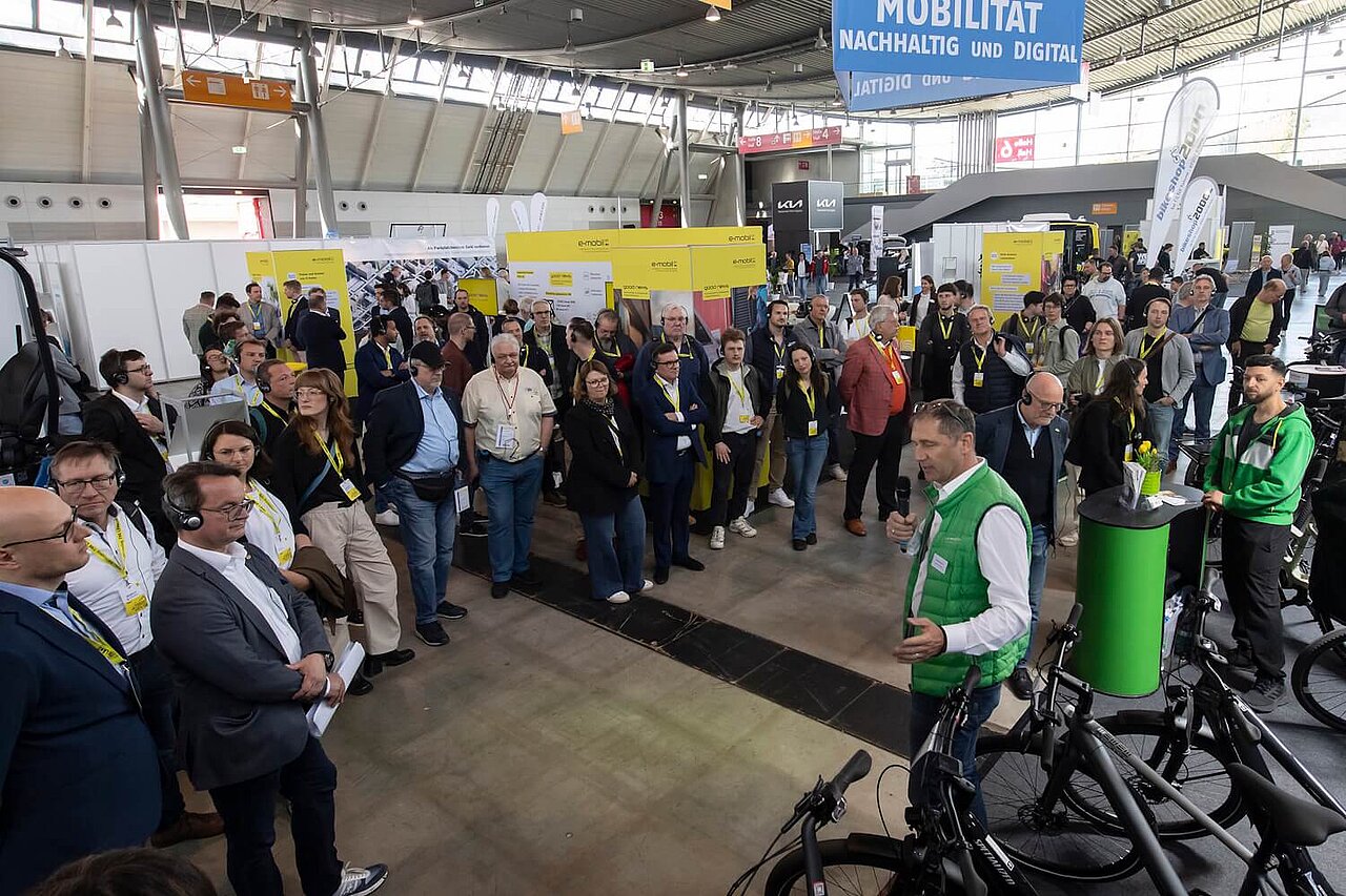 Messestand auf der i-Mobility 2026 mit Besucherinnen und Besuchern.