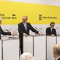 Ministerpräsident Winfried Kretschmann, Bundeskanzler Friedrich Merz, EU-Vizepräsident Stéphane Séjourné und Ministerin Dr. Nicole Hoffmeister-Kraut bei der Pressekonferenz.