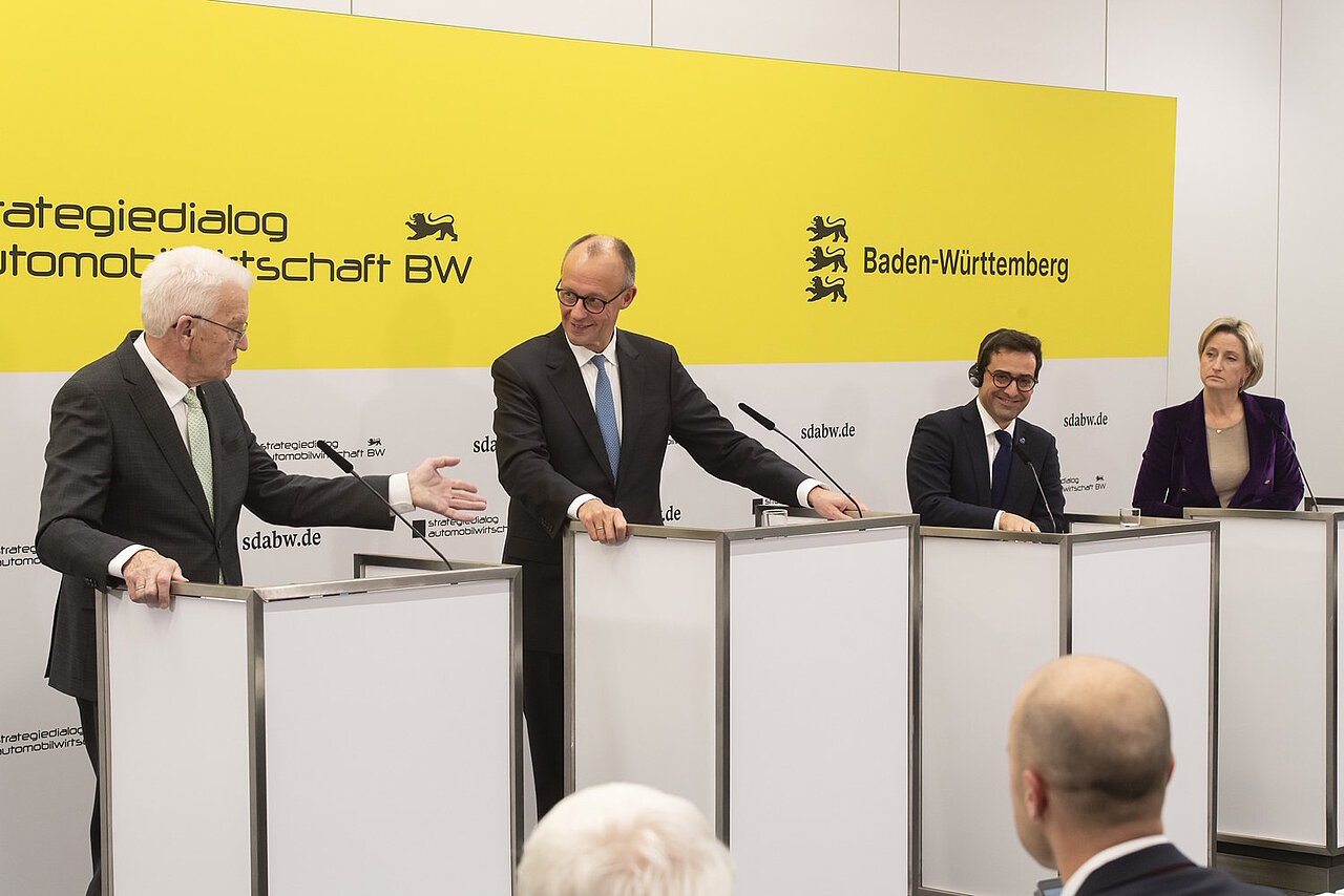 Ministerpräsident Winfried Kretschmann, Bundeskanzler Friedrich Merz, EU-Vizepräsident Stéphane Séjourné und Ministerin Dr. Nicole Hoffmeister-Kraut bei der Pressekonferenz.