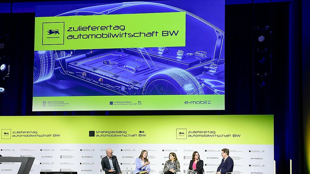 Fünf Personen auf dem Podium des Zulieferertags Automobilwirtschaft BW 2024.