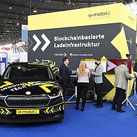 E-Fahrzeug als Ausstellungsstück auf dem Messestand der e-mobil BW auf der i-Mobility. 