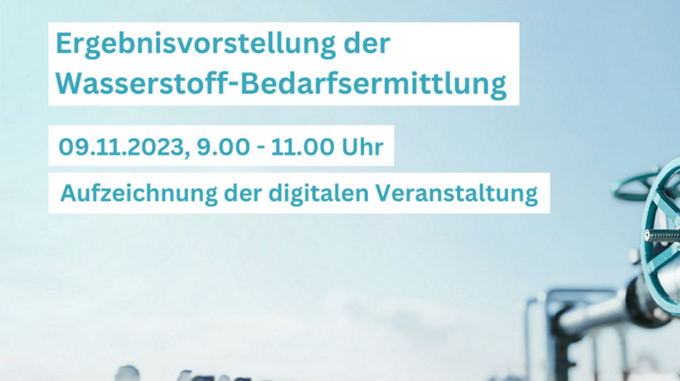 Blauer Hintergrund, im Vordergrund ist eine Detailaufnahme einer Rohrleitung zu sehen.