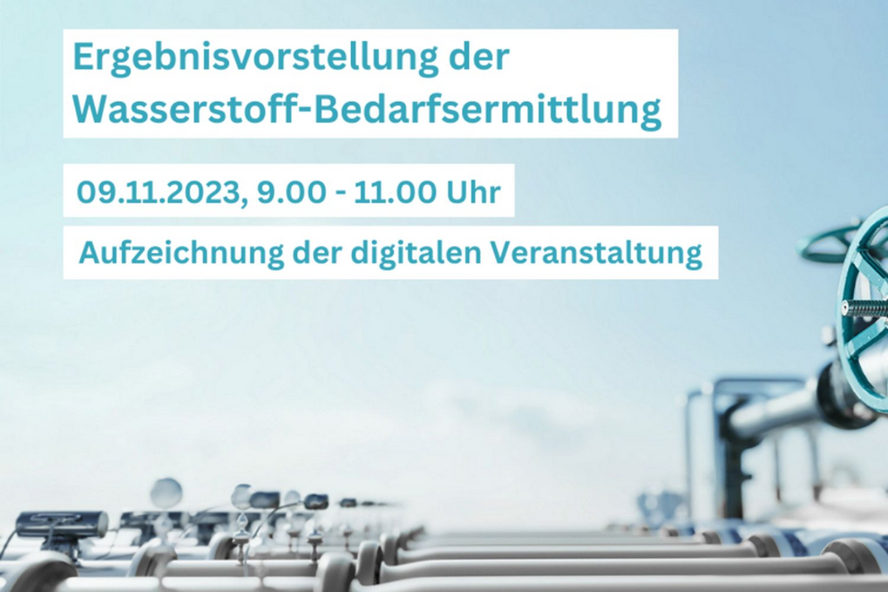 Blauer Hintergrund, im Vordergrund ist eine Detailaufnahme einer Rohrleitung zu sehen.