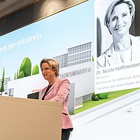 Wirtschaftsministerin Dr. Nicole Hoffmeister-Kraut hält bei der Eröffnung der Zukunftswerkstatt 4.0 eine Rede.