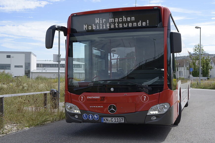 Zu sehen ist ein roter ÖPNV-Bus mit der Aufschrift "Wir machen Mobilitätswende".