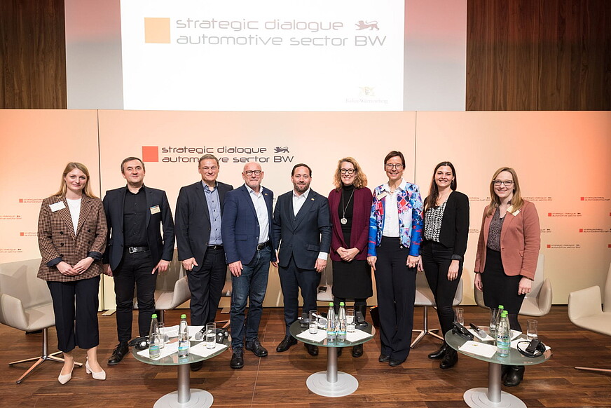 Gruppenfoto der SDA Fachkonferenz in Brüssel mit Winfried Hermann und e-mobil BW