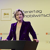 Die baden-württembergische Wirtschaftsministerin Dr. Nicole Hoffmeister-Kraut spricht auf dem Zulieferertag Automobilwirtschaft BW 2023.