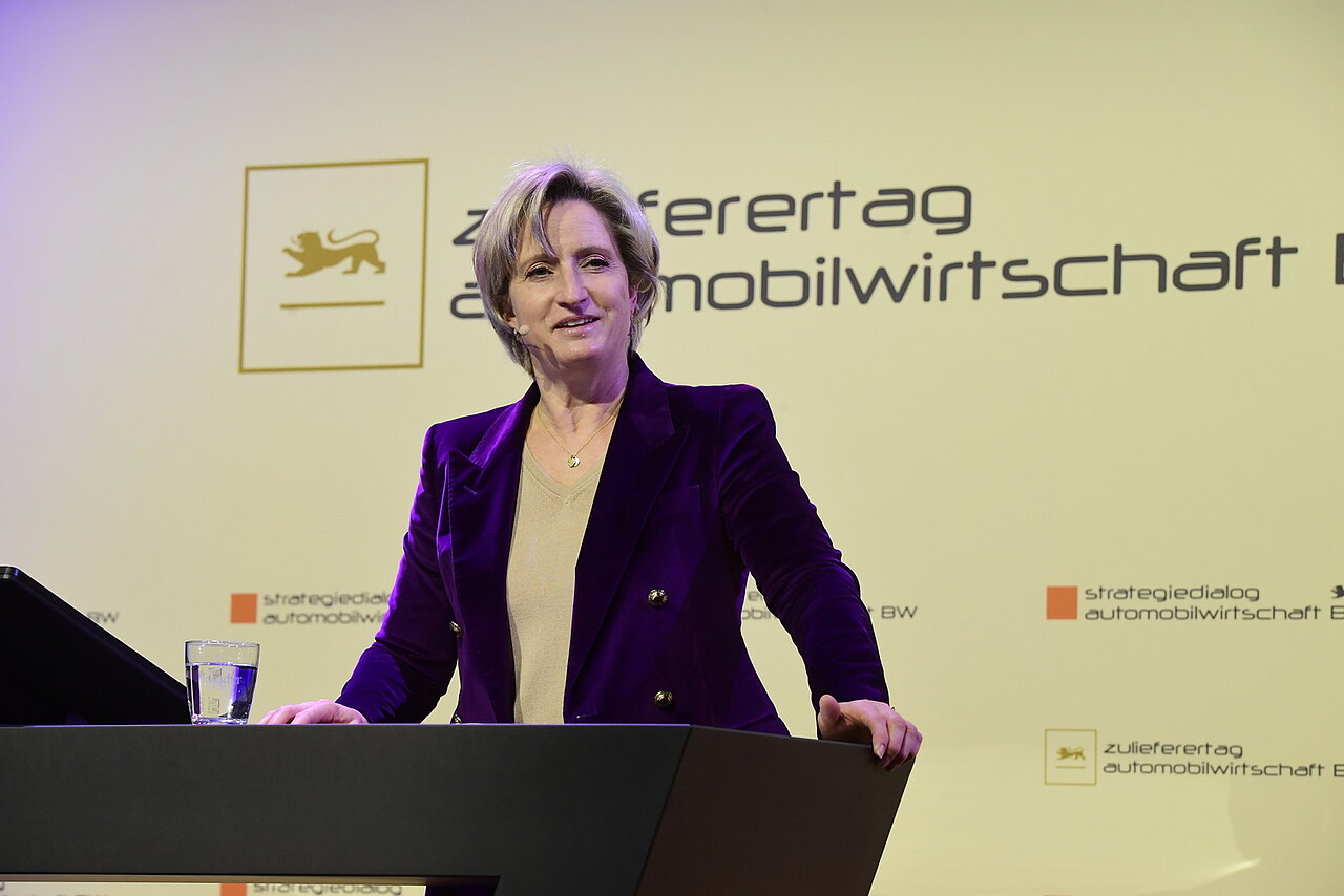 Die baden-württembergische Wirtschaftsministerin Dr. Nicole Hoffmeister-Kraut spricht auf dem Zulieferertag Automobilwirtschaft BW 2023.