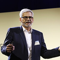 Portrait von Stefan Schmid von EKPO Fuel Cell Technologies GmbH. Er stellt die Herausforderungen und Chancen der FC-Stackproduktion auf dem Zulieferertag Automobilwirtschaft BW 2022 vor. 