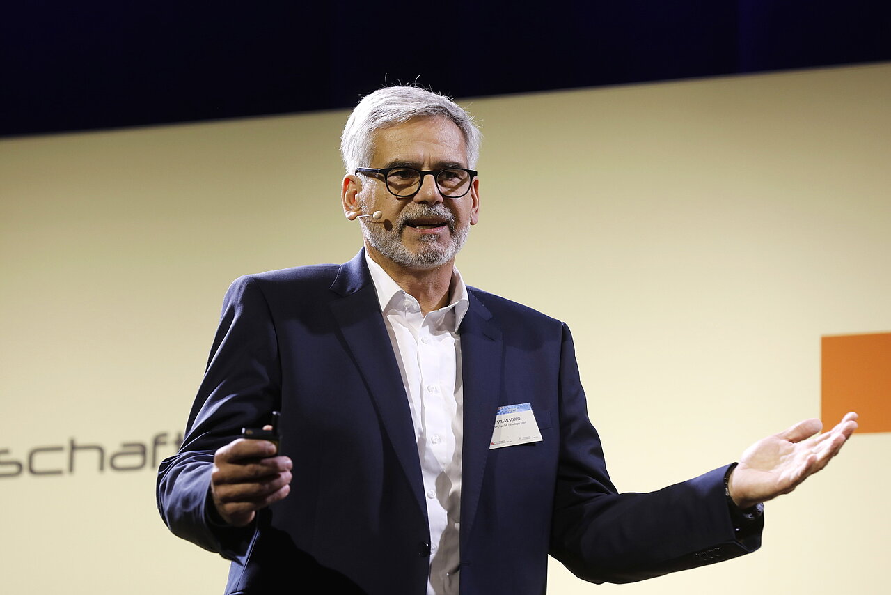 Portrait von Stefan Schmid von EKPO Fuel Cell Technologies GmbH. Er stellt die Herausforderungen und Chancen der FC-Stackproduktion auf dem Zulieferertag Automobilwirtschaft BW 2022 vor. 