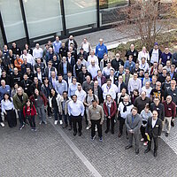 Gruppenbild aus der Vogelperspektive von der Veranstaltung OpenChain and Friends 2026.