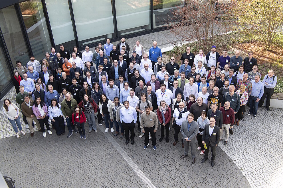 Gruppenbild aus der Vogelperspektive von der Veranstaltung OpenChain and Friends 2026.